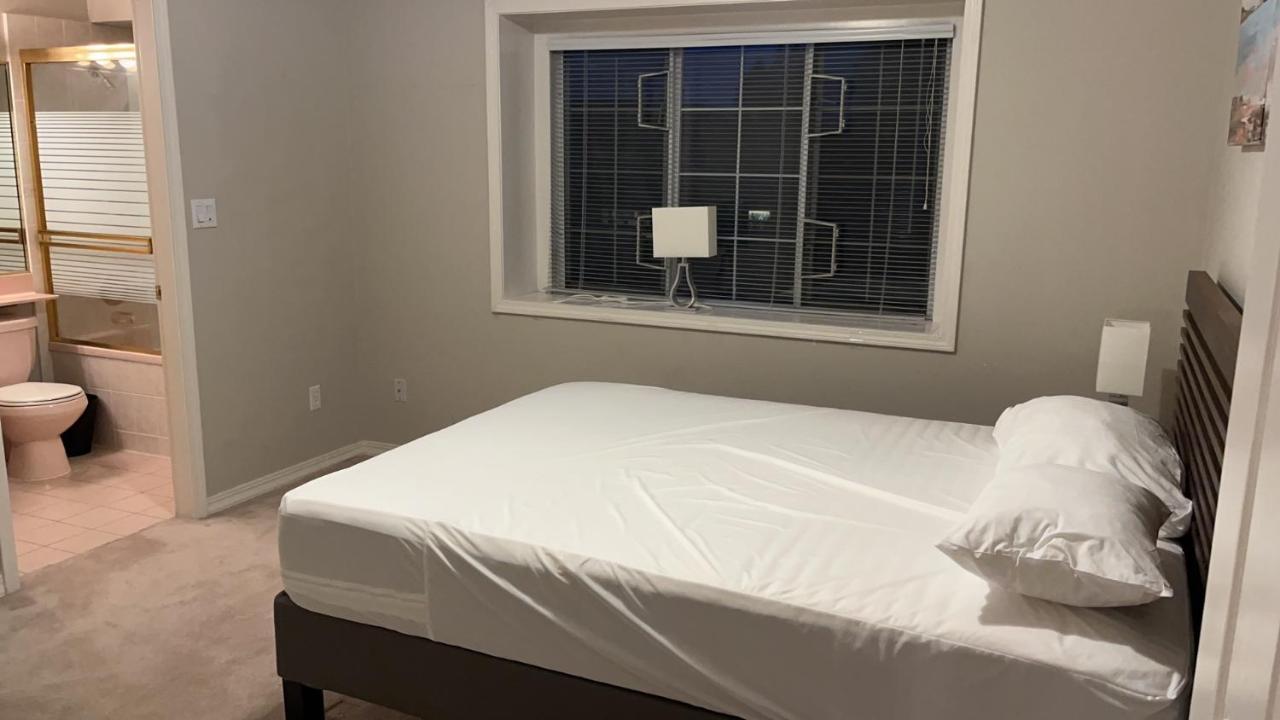 C And D Cozy Bedroom Vancouver Exterior foto